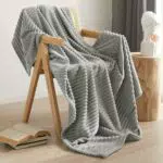 QOFLY Kuscheldecke Flanell – Flauschige Sofadecke als Wohndecke oder Überwurf